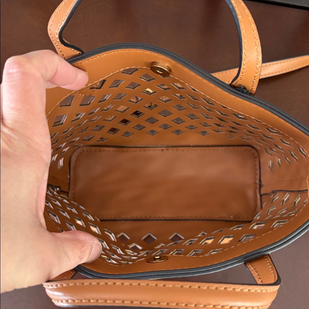 Guess 2 in 1 crossbody w/ removable jute mini bag. NWT - Picture 12 of 14